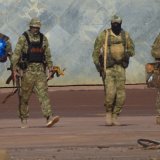 On voit sur cette photo, non datée remise à AP par l'armée française, trois mercenaires russes, vraisemblablement du groupe Wagner, en compagnie d'un soldat de l'armée régulière au Mali (Archives). KEYSTONE/AP French Army